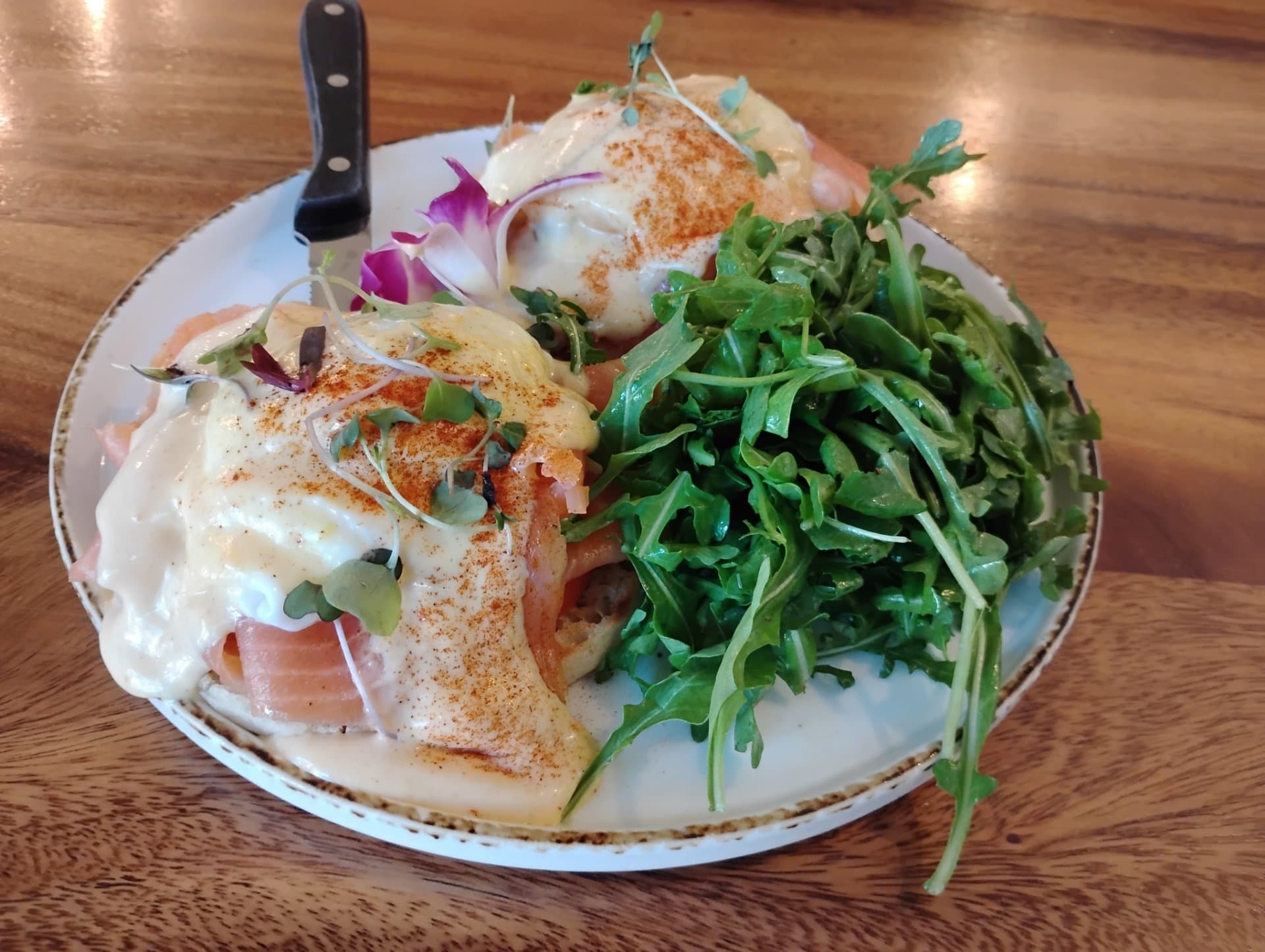Smoked salmon eggs Benedict